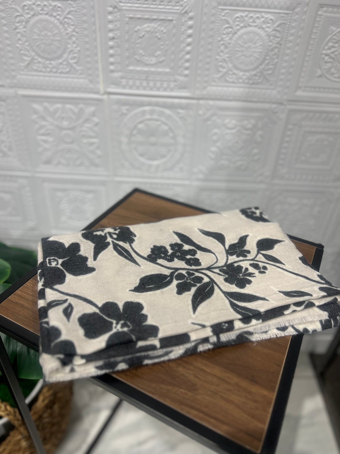 Sciarpa Panna con Fiori Neri