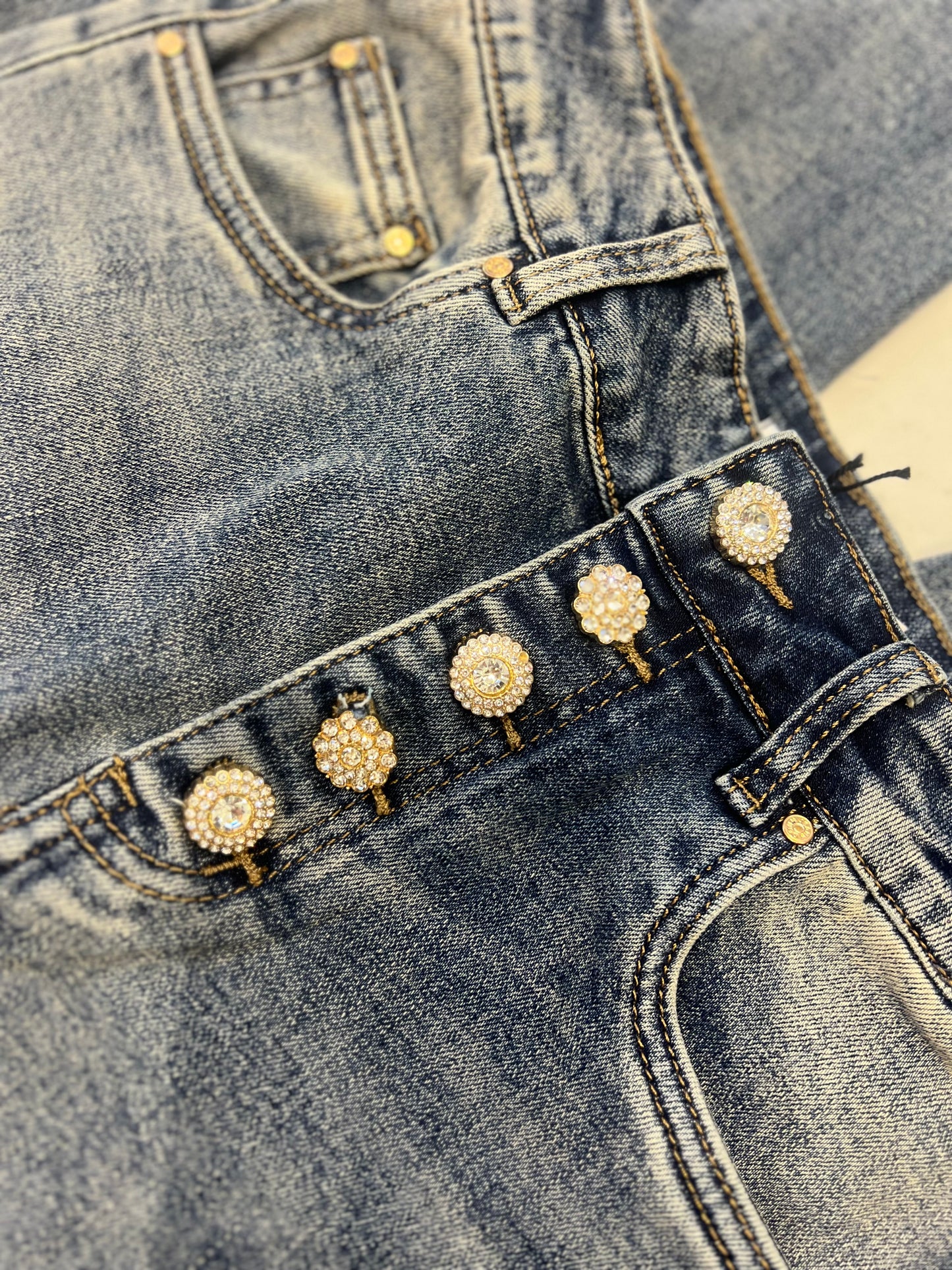 Jeans con bottoni brillanti