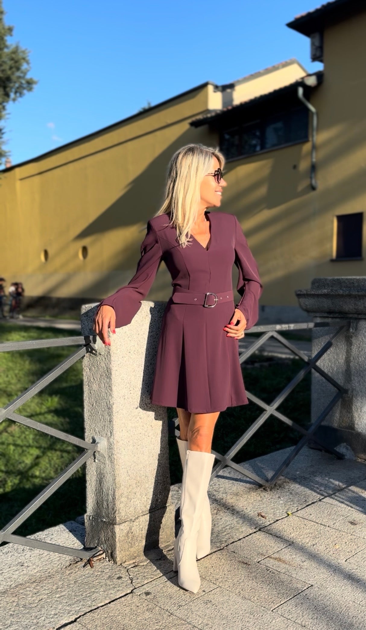 Abito Corto Imperial con  cintura Bordeaux