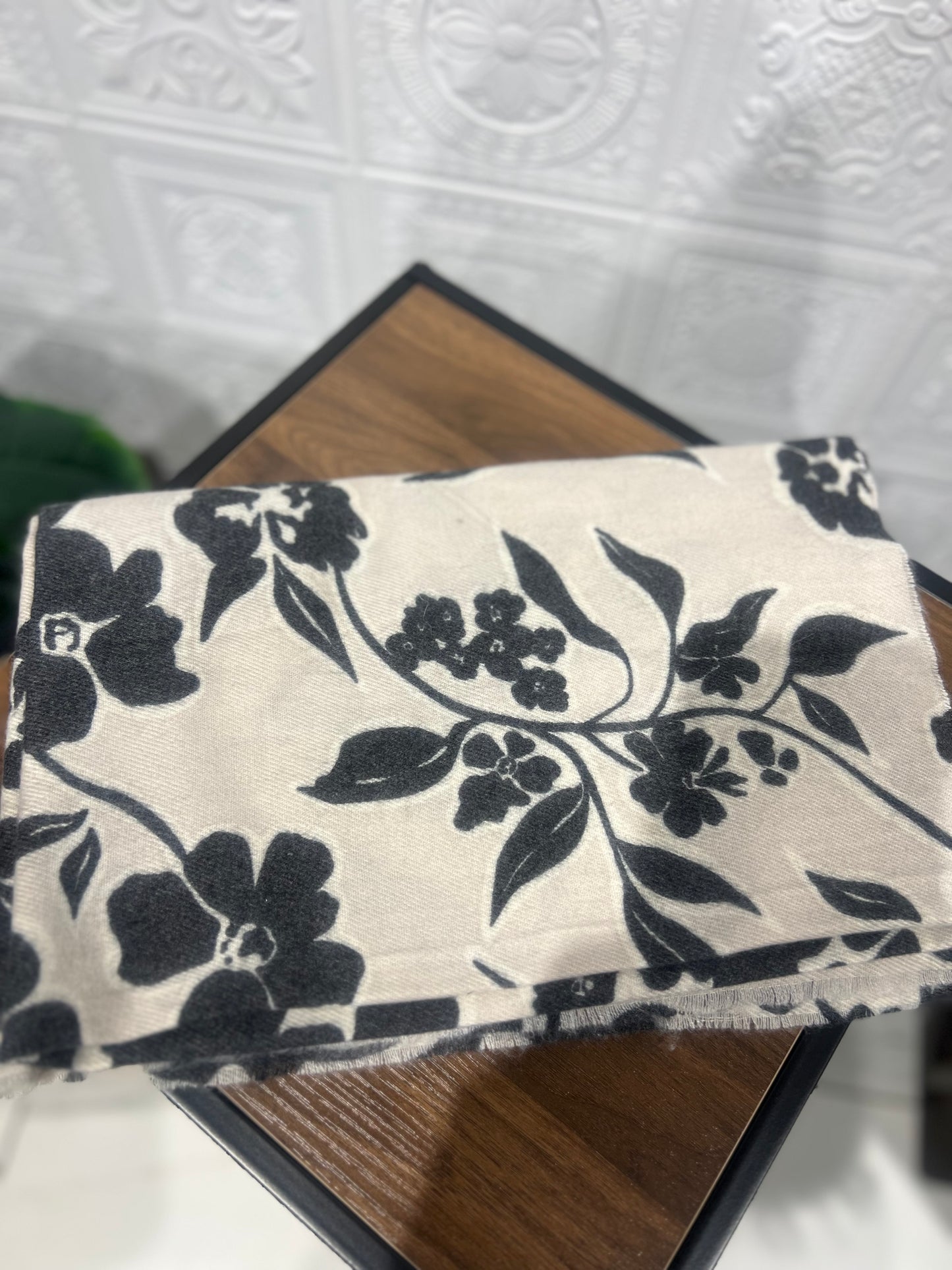 Sciarpa Panna con Fiori Neri