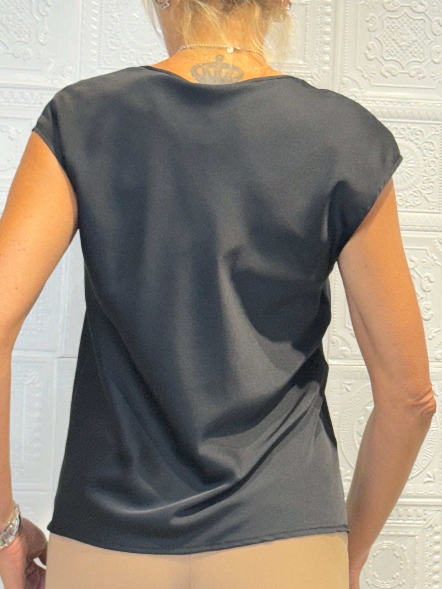 Top Imperial con scollo a V Nero